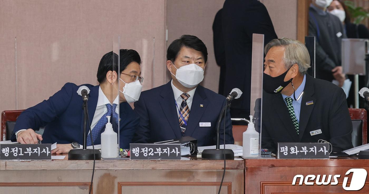 오병권 경기도 행정1부지사&#40;왼쪽부터&#41;, 이한규 행정2부지사, 이재강 평화부지사가 20일 경기도 수원시 팔달구 경기도청에서 열린 국회 국토교통위원회의 경기도청에 대한 국정감사에서 대화를 나누고 있다. 2021.10.20/뉴스1 ⓒ News1 국회사진취재단