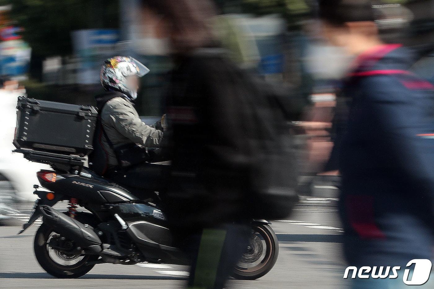 서울 시내에서 라이더들이 오토바이를 타고 배달하고 있다. 뉴스1 ⓒ News1