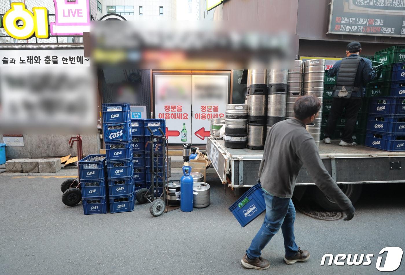서울의 한 유흥거리에서 관계자가 맥주 박스를 옮기고 있다.  2021.10.25/뉴스1 ⓒ News1 이성철 기자