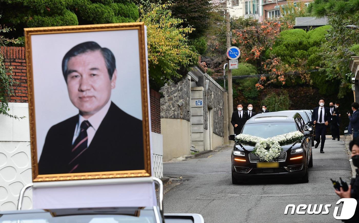 고 노태우 전 대통령의 영정과 운구차량이 30일 오전 서울 서대문구 연희동 자택에 도착하고 있다. 2021.10.30/뉴스1 ⓒ News1 박세연 기자