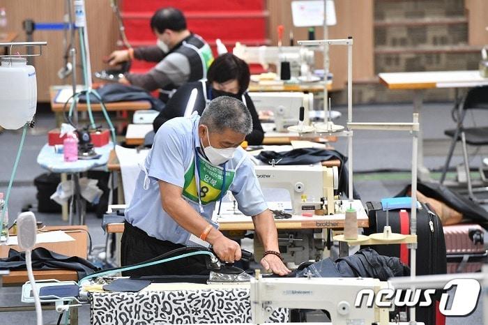 지난 해  경기도 군포 서울남부기술교육원에서 열린 2021 전국장애인기능경기대회 및 국제장애인기능올림픽대회 국가대표 선발전에서 양복 직종에 참가한 선수가 경기에 집중하고 있다. &#40;한국장애인고용공단 제공&#41; 2021.11.10/뉴스1