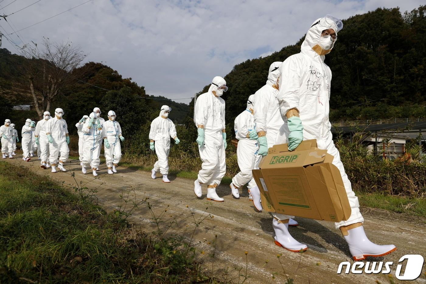 지난 2020년 히가시카가와시 조류인플루엔자 발병 당시 보건당국 관계자들이 투입되는 모습. ⓒ 로이터=뉴스1 ⓒ News1 박재하 기자