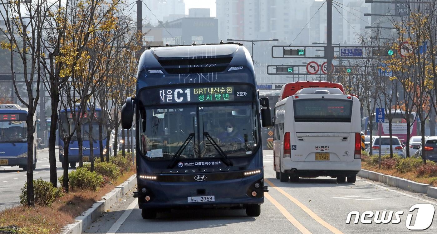 25일 세종시에서 국토교통부가 개최한 자율협력주행 대중교통 시스템 기술개발 최종 성과 시연회에서 자율전기버스가 정부세종청사 BRT 정류장을 향해 운행하고 있다.  &#40;자료사진&#41; 2021.11.25/뉴스1