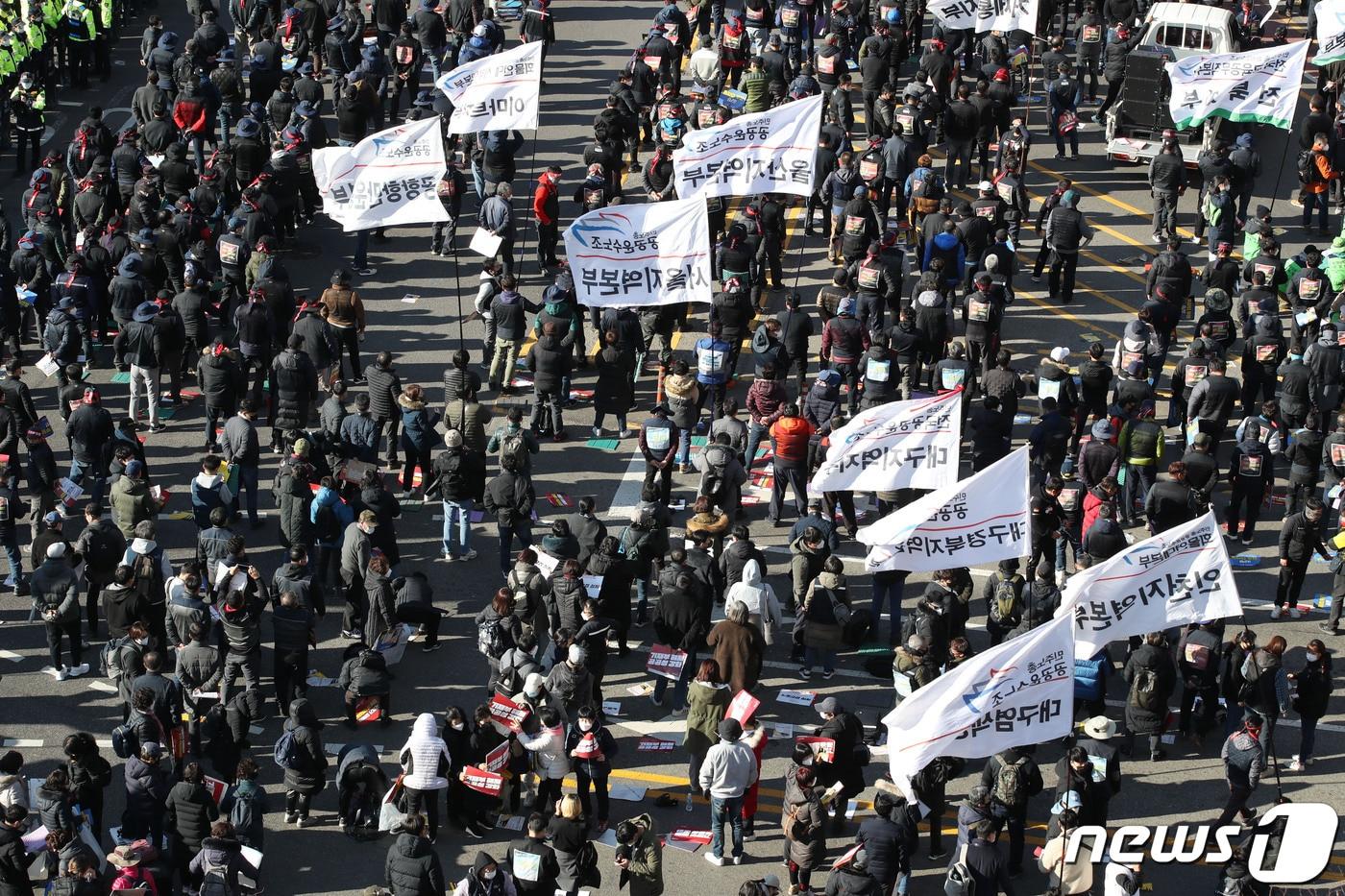 민주노총 공공운수노조 화물연대 본부가 27일 서울 영등포구 여의도역 인근에서 안전운임 일몰제 폐지와 산재보험 전면 적용 등을 촉구하며 정부여당 규탄 결의대회를 하고 있다. 이날 화물연대를 비롯한 공공운수노조 4개본부는 개별적 사전집회 후 총궐기 대회를 이어갔다. 2021.11.27&#40;사진은 기사 내용과 무관함&#41; /뉴스1 ⓒ News1 이광호 기자