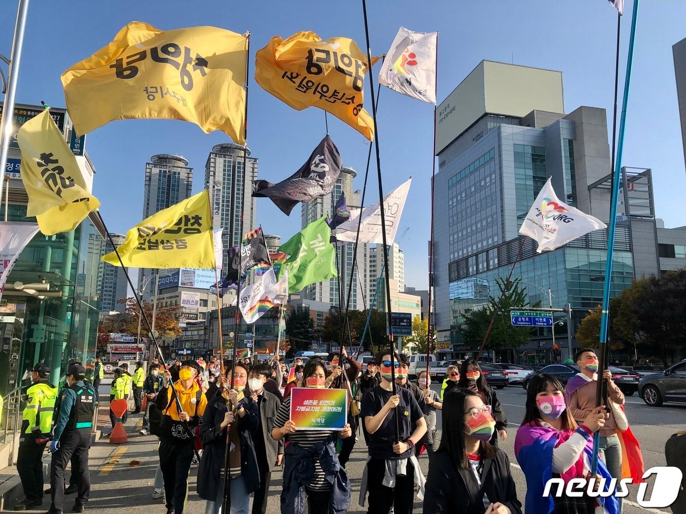 6일 오후 대구 중구 대중교통전용지구를 비롯한 도심에서 열린 제13회 대구퀴어문화축제 참가자들이 차별금지법 제정 등을 요구하며 퍼레이드를 하고 있다. 퀴어축제는 지난해 코로나19로 열리지 못해 대면 개최는 2년 만이다. 2021.11.6/뉴스1 ⓒ News1 남승렬 기자