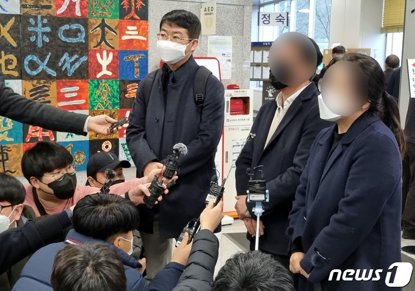 충북 청주 오창 여중생 성범죄 피해자 유가족이 청주지법에서 선고 공판을 마친 뒤 취재진 질문에 답하고 있다..2021.12.10/뉴스1 ⓒ News1 김용빈 기자