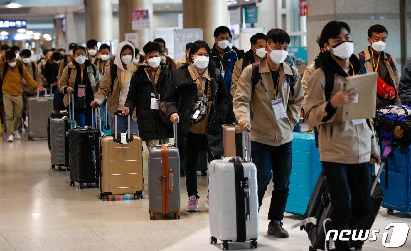 인천국제공항 1터미널에서 국내로 입국한 외국인 노동자들이 버스를 타기 위해 이동하고 있다. 2021.12.14/뉴스1 ⓒ News1 안은나 기자