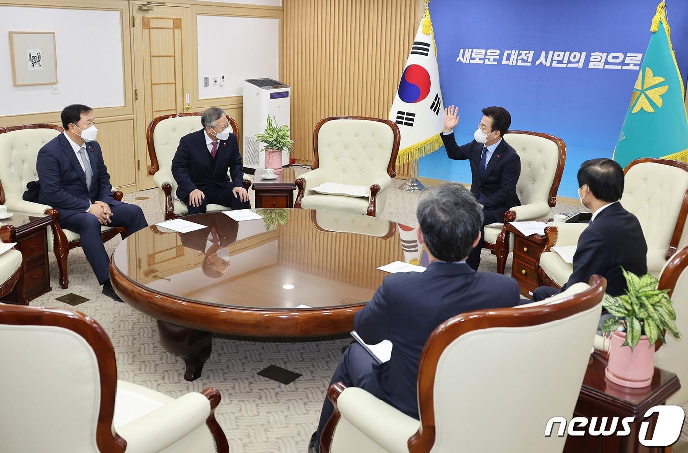 허태정 대전시장과 반장식 한국조폐공사 사장, 김장성 한국생명공학연구원장, 이광섭 한남대 총장이 16일 시청 응접실에서 상생발전 협의체 구성을 위한 간담회를 하고 있다.&#40;대전시 제공&#41;ⓒ 뉴스1