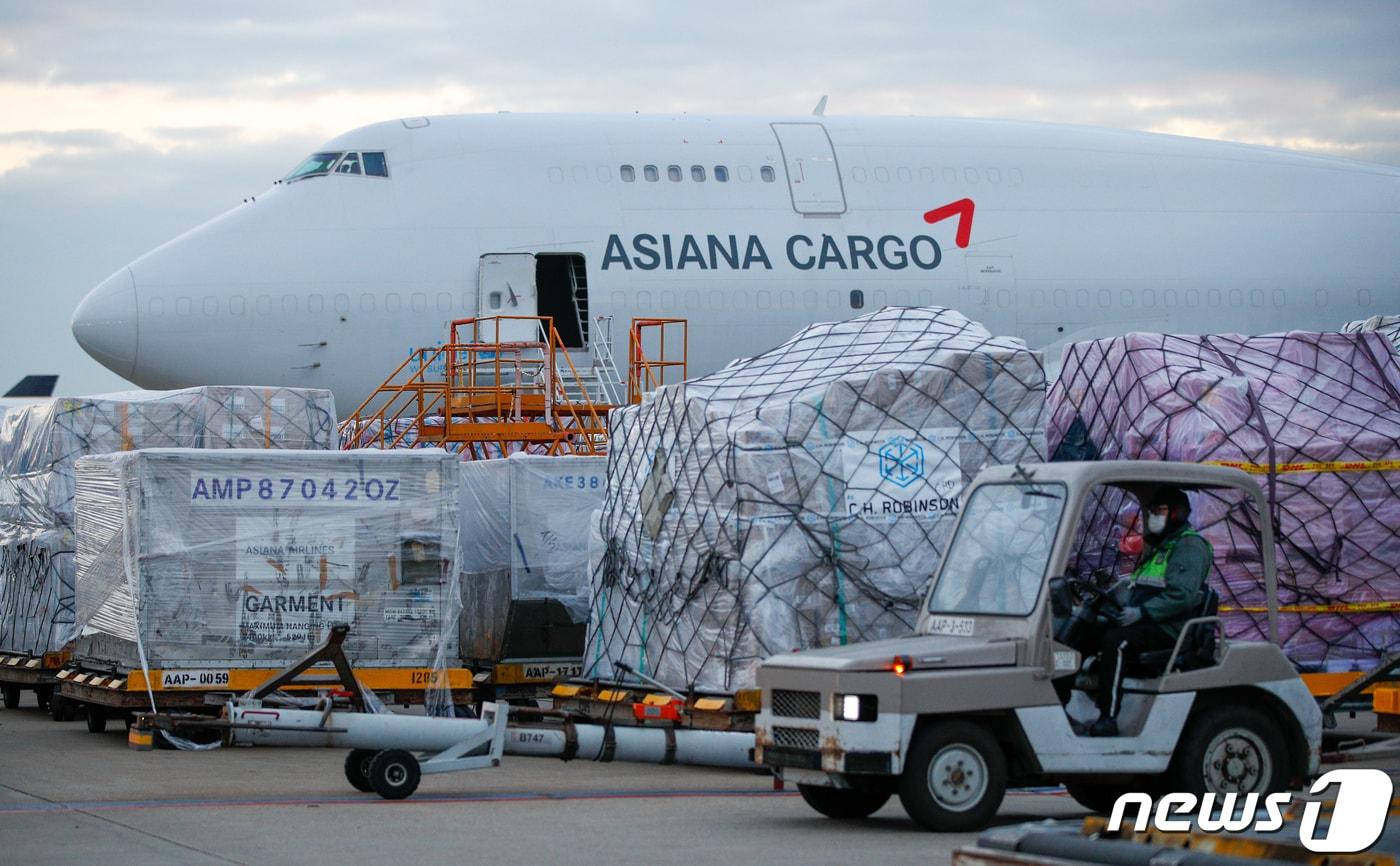 인천국제공항 아시아나항공 화물터미널에서 14일 관계자가 화물을 옮기고 있다.  2021.12.19/뉴스1 ⓒ News1 안은나 기자