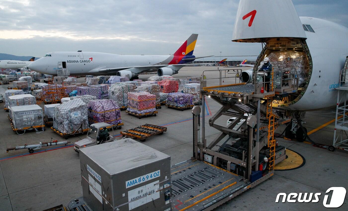 인천국제공항 아시아나항공 화물터미널에서 14일 관계자가 화물을 옮기고 있다. 2021.12.19/뉴스1 ⓒ News1 안은나 기자