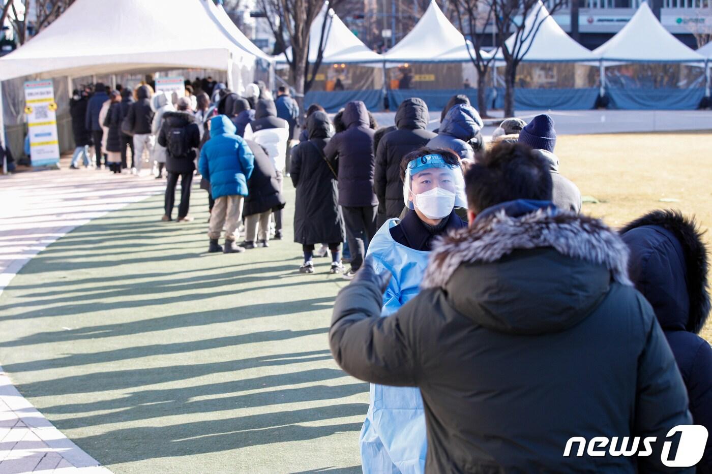 질병관리청 코로나19 선별검사 시스템에 접속 오류가 발생한 18일 오전 서울광장에 마련된 중구 임시선별검사소에서 관계자가 오전 검사 종료를 알리고 있다. 2021.12.18/뉴스1 ⓒ News1 안은나 기자