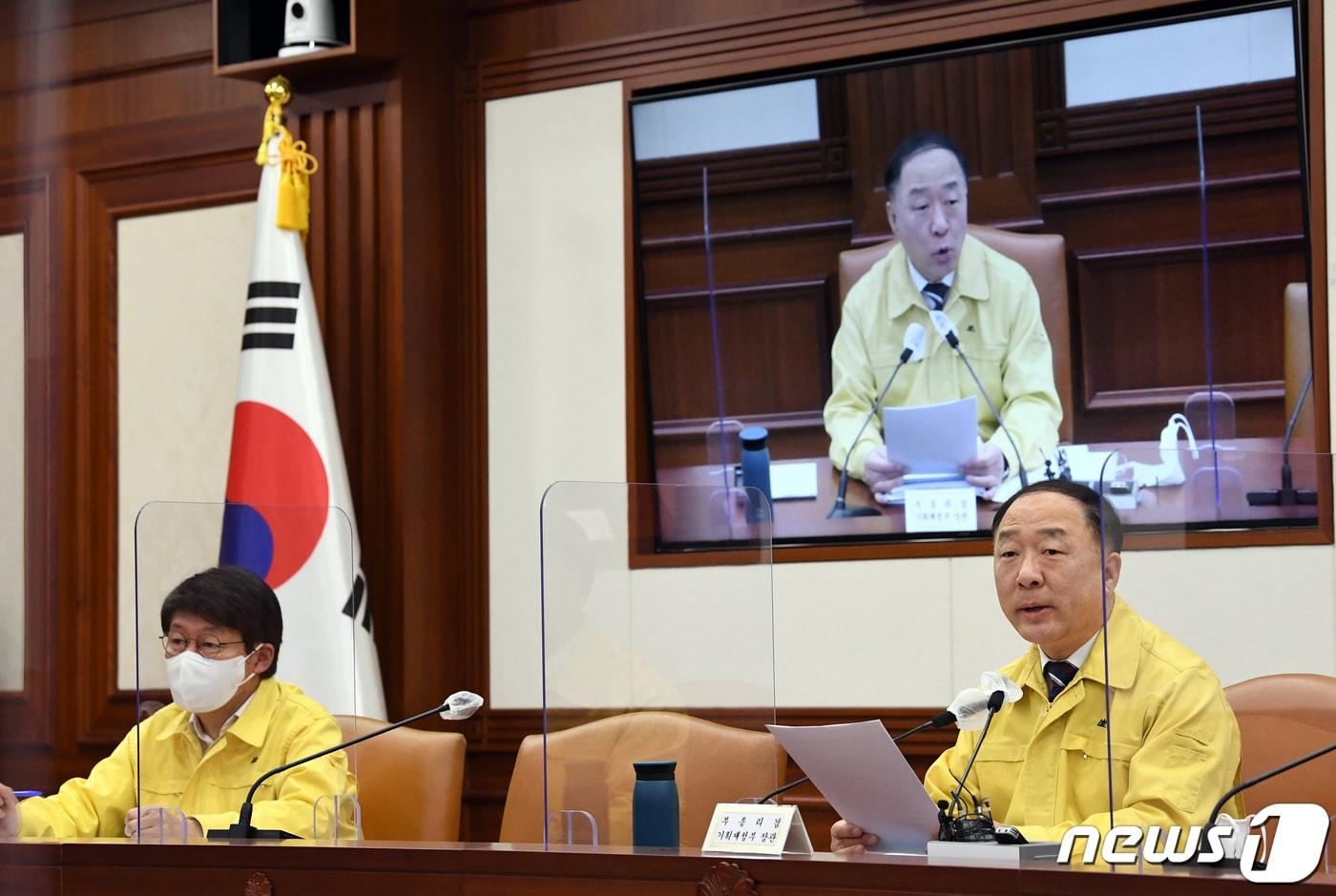 홍남기 경제부총리 겸 기획재정부 장관이 2일 오전 서울 종로구 정부서울청사에서 열린 비상경제 중앙대책본부회의에 참석해 모두발언을 하고 있다.2021.12.2/뉴스1 ⓒ News1 송원영 기자