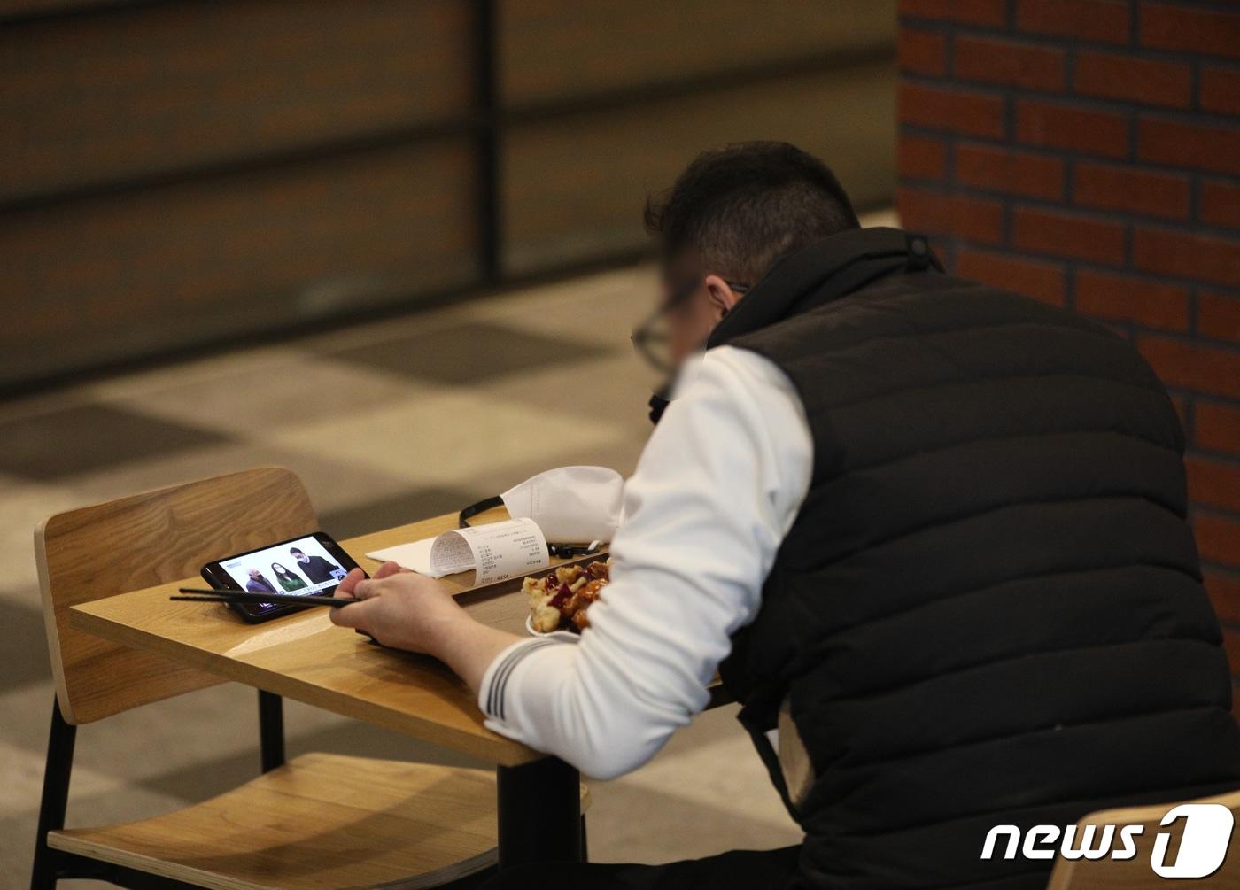 서울의 한 식당가에서 한 시민이 홀로식사를 하고 있다. 2021.12.20/뉴스1 ⓒ News1 신웅수 기자