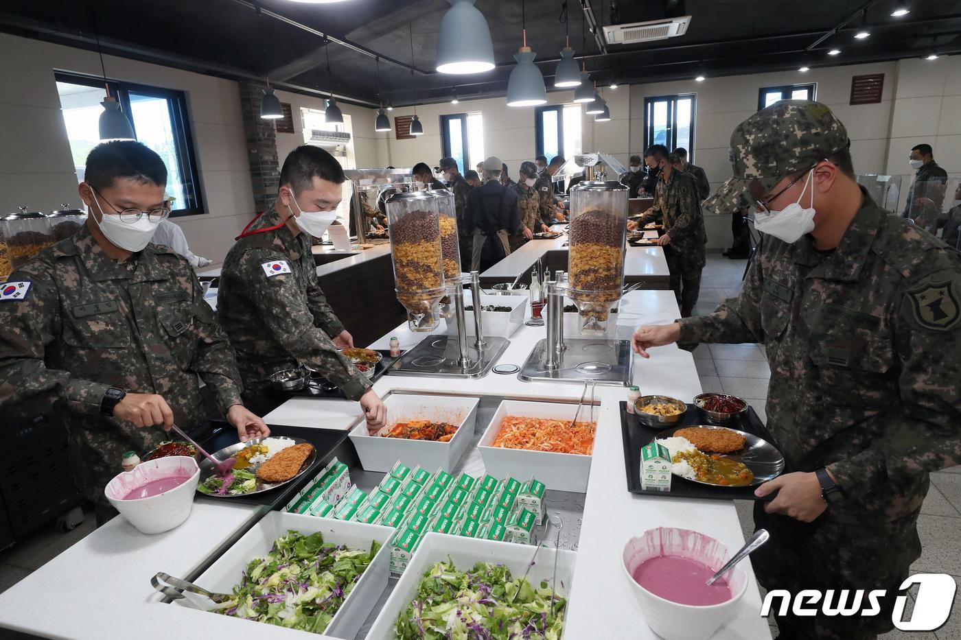 육군의 &#39;더 좋은 병영식당&#39; 시범운영 부대인 제32보병사단 장병들의 점심 배식. &#40;국방일보 제공&#41; ⓒ 뉴스1