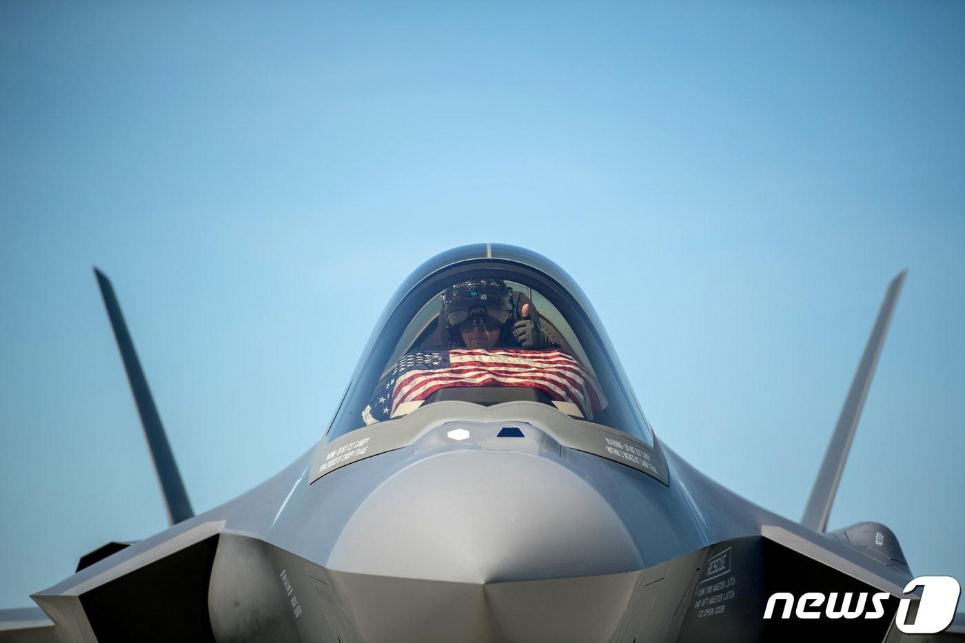 F-35 전투기 조종사가 2020년 5월22일&#40;현지시간&#41; 미국 국기를 달고 버몬트 공군 주방위군 기지에서 이륙을 준비하고 있다. 2021.12.23/news1 ⓒ 로이터=뉴스1 ⓒ News1 김민수 기자