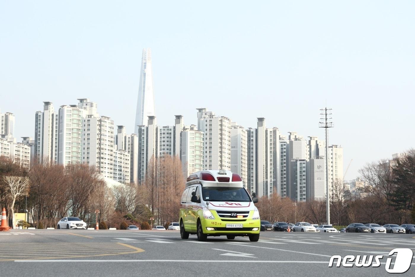 구급차가 환자를 이송하는 모습. &#40;송파소방서 제공&#40;사진은 기사 내용과 무관함&#41; /2021.12.23/뉴스1