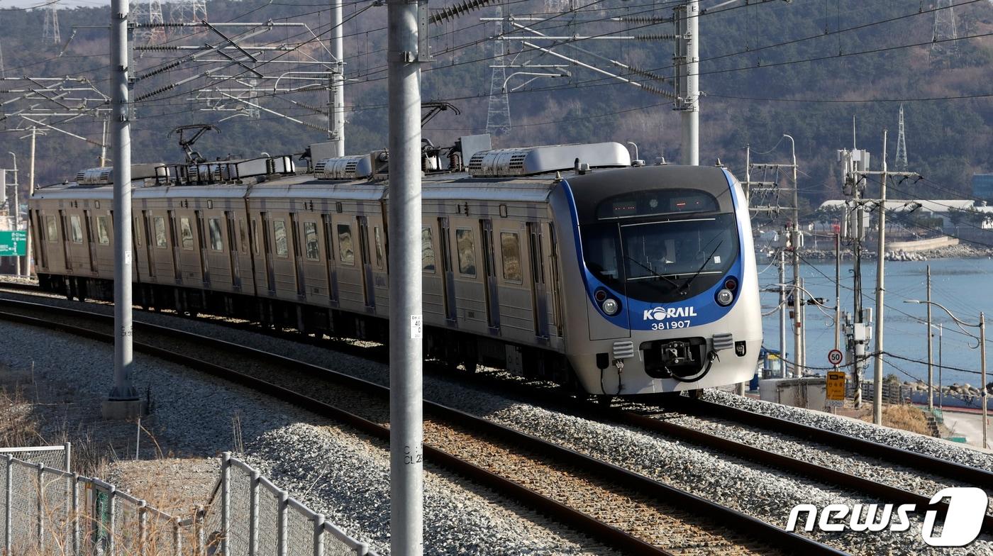 동해선 광역전철이 부산 기장군 월내-좌천 구간을 통과하고 있다./뉴스1 ⓒ News1 윤일지 기자