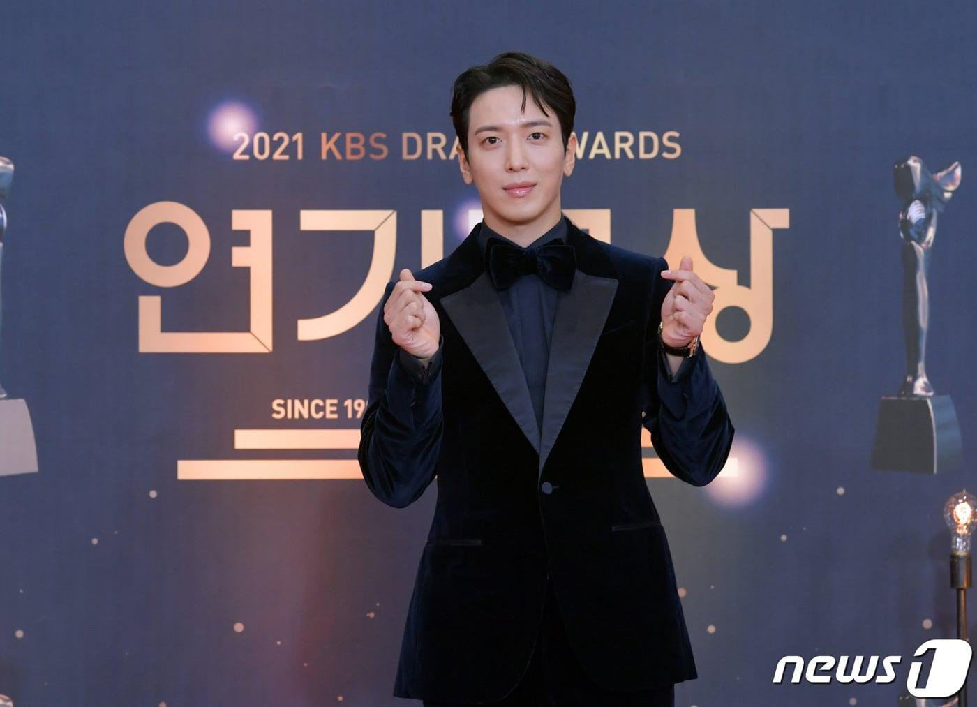 씨엔블루 정용화가 31일 온라인으로 진행된 &#39;2021 KBS 연기대상&#39;에 참석해 포즈를 취하고 있다. &#40;KBS 제공&#41; 2021.12.31/뉴스1