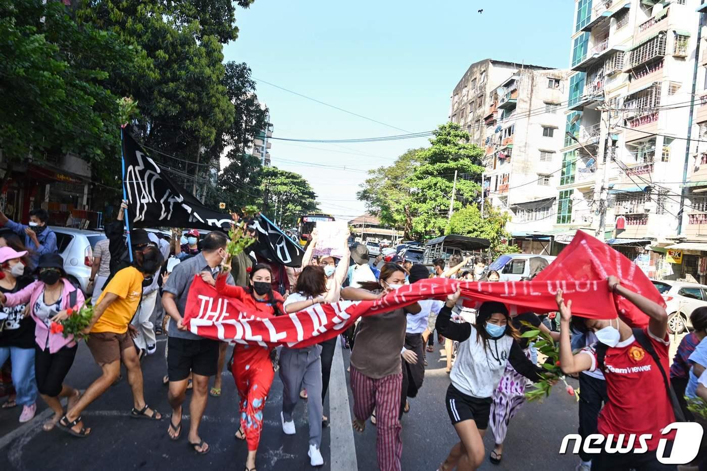 5일&#40;현지시간&#41; 미얀마 양곤에서 군부 쿠데타에 반대하는 시위가 열리고 있다. 시위대 뒤쪽에서 군부가 진압을 시도하고 있다. ⓒ AFP=뉴스1 ⓒ News1 김민수 기자