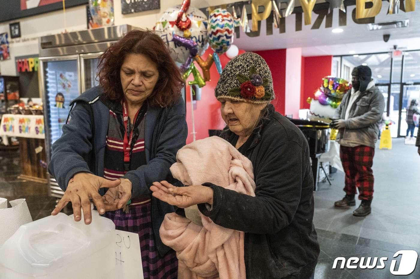 최악의 한파가 덮친 미국 텍사스주 임시대피소의 주민들 모습. ⓒ AFP=뉴스1