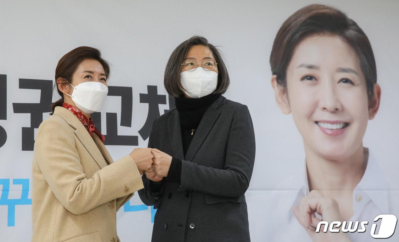 나경원 국민의힘 서울시장 예비후보&#40;왼쪽&#41;가 지난 24일 오후 서울 여의도에 마련된 선거사무실에서 열린 전문가 고문 영입 기자회견에서 이수정 경기대학교 범죄심리학과 교수와 기념촬영을 하고 있다. 2021.2.24/뉴스1 ⓒ News1 신웅수 기자