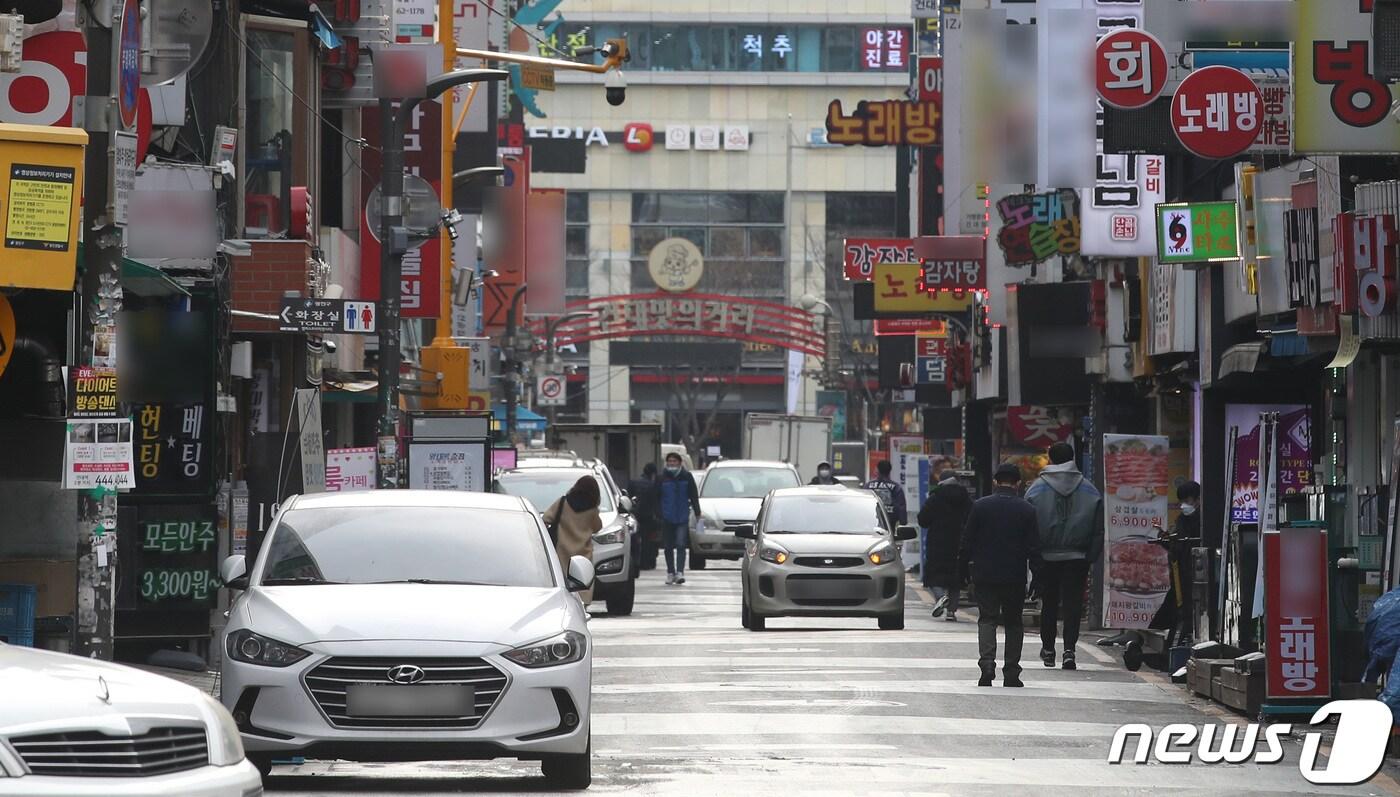 서울 광진구 건대맛의거리를 시민들이 지나고 있다. &#40;뉴스1 DB, 기사와 관련 없음&#41; ⓒ News1 임세영 기자