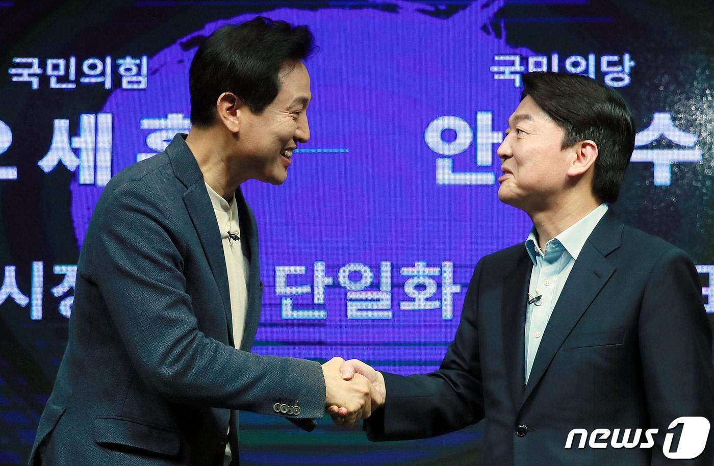 안철수 국민의당 서울시장 후보가 2021년 3월 19일 오전 긴급회견을 갖고 국민의힘 김종인·오세훈 단일화방식을 전격 수용하기로 결정했다. 사진은 오 후보&#40;왼쪽&#41;와 안 후보가 지난 15일 서울 영등포 더플러스 스튜디오에서 열린 단일화 비전발표회를 마친 후 악수하고 있는 모습. 2021.3.19/뉴스1 ⓒ News1 국회사진취재단