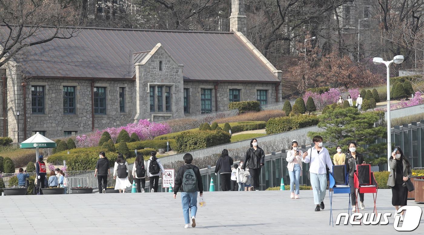 서울 서대문구 이화여자대학교 정문 앞 거리가 분주한 모습을 보이고 있다. /뉴스1 ⓒ News1 임세영 기자