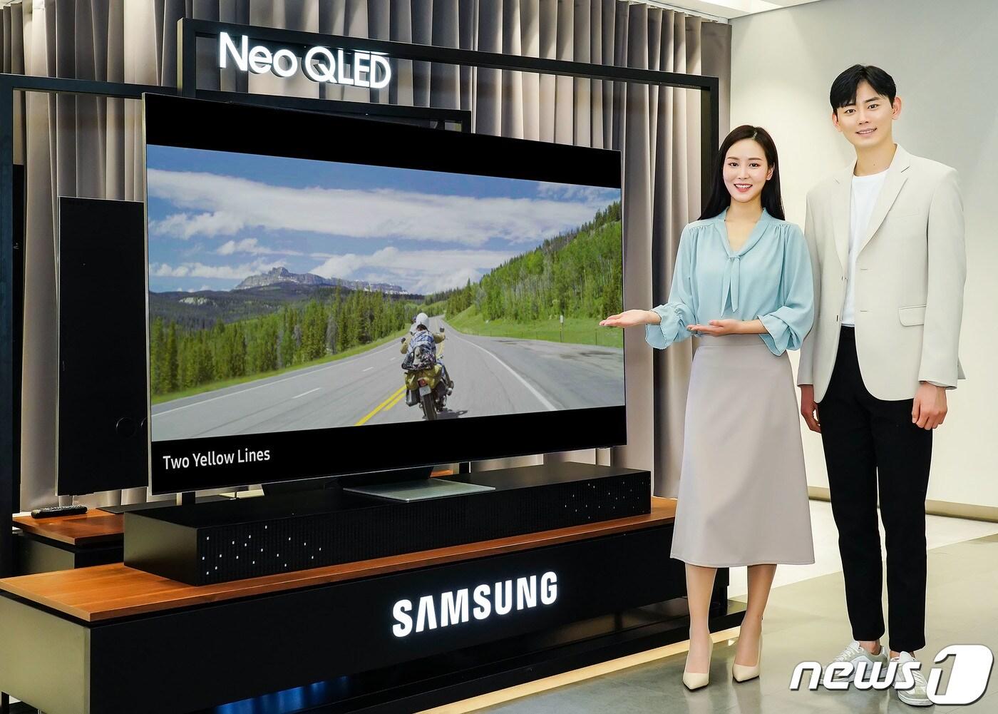 경기도 수원시 삼성전자 수원 디지털시티에서 모델들이 Neo QLED TV 제품으로 8K 영화 &#39;투 옐로우 라인&#39;을 선보이고 있다. &#40;삼성전자 제공&#41; 2021.3.22/뉴스1