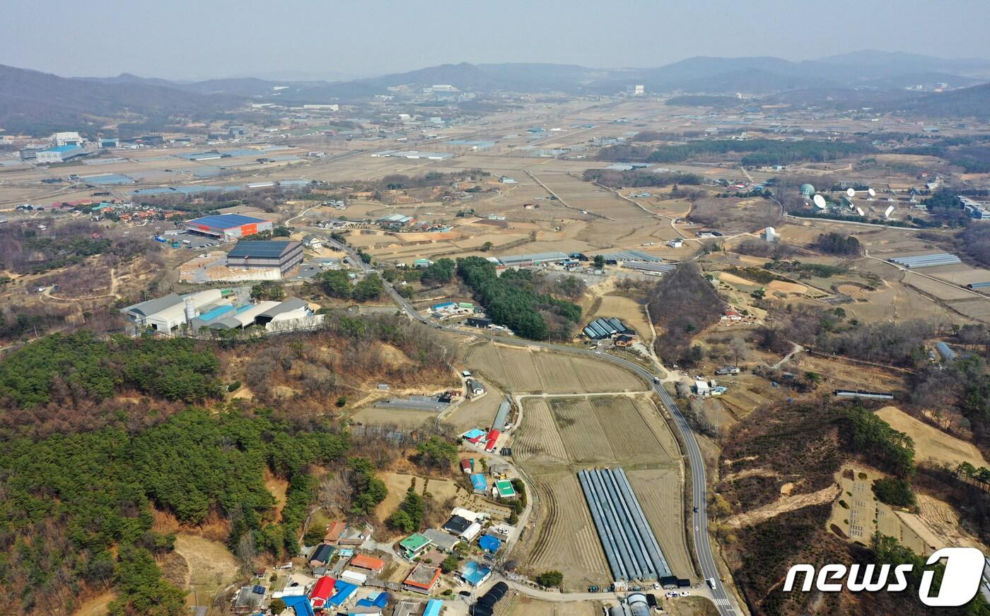 경기도가 용인 반도체 클러스터와 맞닿은 개발예정지 인근 토지를 가족회사 명의로 매입한 사실이 드러난 퇴직 공무원 A씨를 부패방지법 위반 혐의로 경찰에 고발한다고 밝혔다. 사진은 용인 반도체 클러스터가 들어설 경기도 용인시 처인구 원삼면 일대의 모습. 2021.3.23/뉴스1 ⓒ News1 조태형 기자