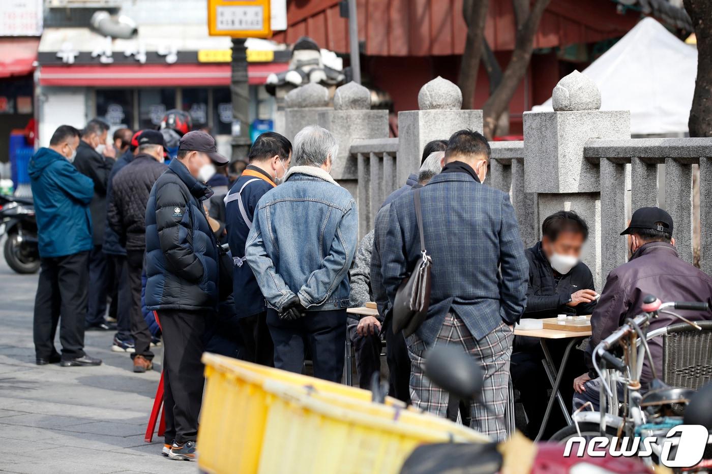 서울 종로구 탑골공원 인근에서 어르신들이 장기를 구경하고 있다. 2021.3.3/뉴스1 ⓒ News1 이승배 기자