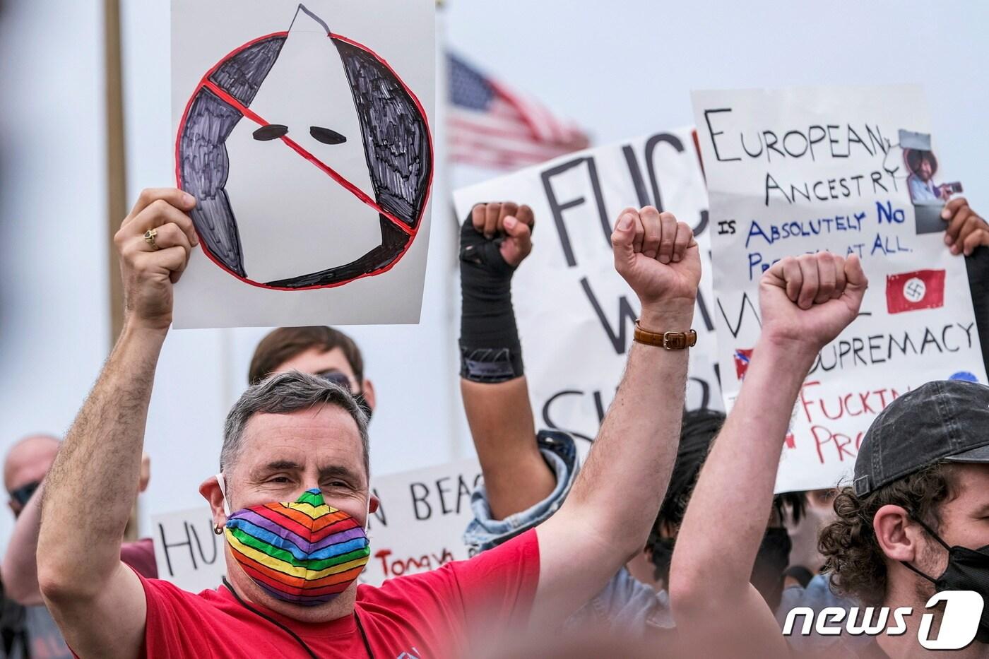 미국 허팅턴 해변에서 &#39;백인의 인권도 중요하다&#39;&#40;White lives matter&#41;를 주장하는 백인우월주의 집단과 이에 반대하는 단체가 2021년 4월 11일&#40;현지시간&#41; 충돌했다. &#40;사진은 기사 내용과 무관함&#41; ⓒ 로이터=뉴스1 ⓒ News1 원태성 기자