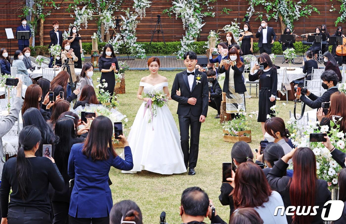 대구의 혼인 건수와 출생아 수 증가세가 전국 최고 수준인 것으로 나타났다. 사진은 2021년 4월 대구에서 열린 스몰 웨딩 시연회. &#40;사진은 기사 내용과 무관함&#41; 2021.4.15/뉴스1 자료 사진