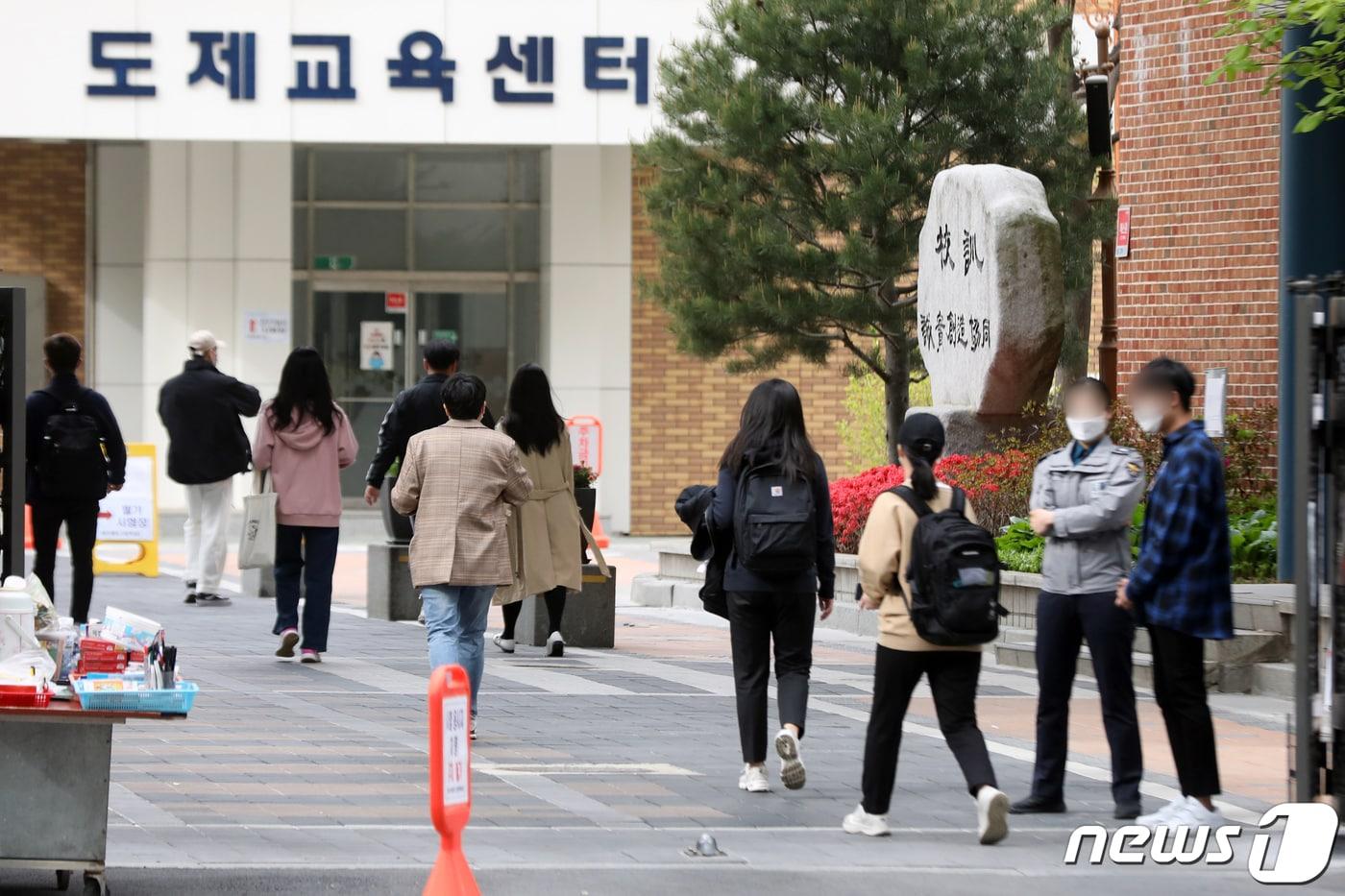 국가공무원 9급 공개경쟁채용 필기시험이 치러진 17일 오전 서울 용산철도고등학교에서 응시자들이 고사장으로 향하고 있다. &#40;사진은 기사 내용과 무관함&#41; 2021.4.17/뉴스1 ⓒ News1 황기선 기자