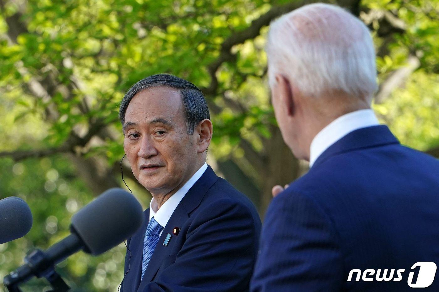 스가 요시히데 일본 총리&#40;왼쪽&#41;고 조 바이든 미국 대통령이 지난 16일&#40;현지시간&#41; 미 백악관에서 정상회담 뒤 공동 기자회견을하고 있다. ⓒ AFP=뉴스1