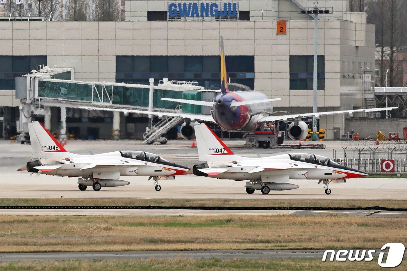 광주공항 여객터미널 앞에서 제1전투비행단의 훈련기가 착륙해 활주로를 지나고 있다./뉴스1DB