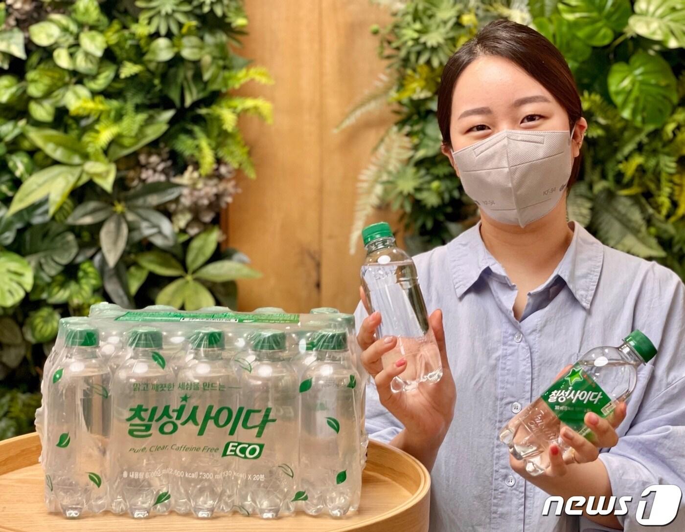 롯데칠성음료가 출시한 ‘칠성사이다 ECO’ 300mL 제품. &#40;롯데칠성음료 제공&#41; 2021.4.22/뉴스1