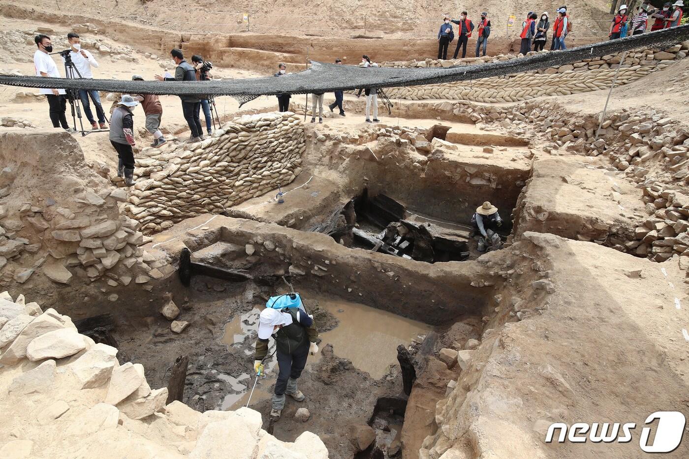 지난 2021년 4월28일 대구 북구 노곡동 함지산 팔거산성에서 화랑문화재연구원 관계자들이 7세기 초반 신라시대 목간&#40;木簡·문서나 편지 등의 글을 일정한 모양으로 깎아 만든 나무 또는 대나무 조각에 적은 것&#41;이 출토된 집수지 주변 발굴 현장에서 수분을 유지하기 위해 목재에 물을 뿌려 관리하고 있다. 2021.4.28/뉴스1 ⓒ News1 공정식 기자