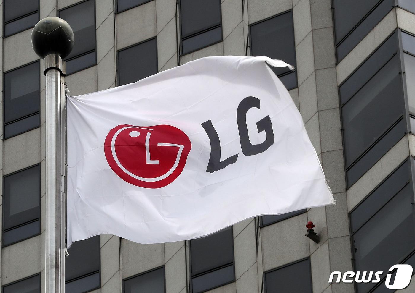 서울 여의도 LG전자 사옥에 LG 깃발이 펄럭이고 있다. &#40;자료사진&#41; 2021.4.29/뉴스1 ⓒ News1 박세연 기자