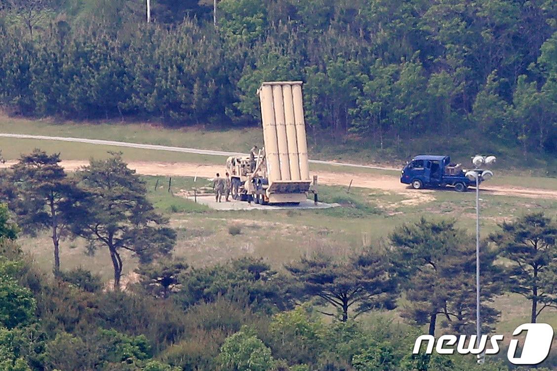 한미정상회담을 1주일 앞둔 14일 오전 국방부와 미군이 경북 성주군 초전면 소성리 사드&#40;THAAD·고고도미사일방어체계&#41; 기지에 생필품과 공사자재 등을 반입하는 과정에서 이를 저지하려는 사드 반대단체 및 주민과 경찰이 충돌하며 갈등을 빚었다. 이날 오후 사드 기지에서 주한미군 관계자로 보이는 이들이 발사대를 점검하는 모습이 포착됐다. 2021.5.14/뉴스1 ⓒ News1 공정식 기자