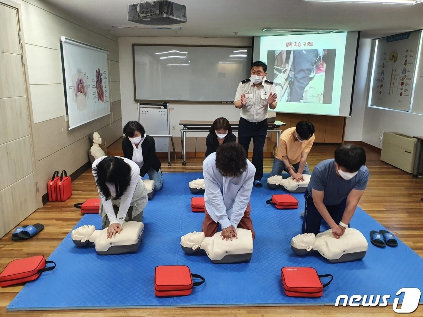 화상장애인 대상으로 응급처치 강사 교육이 이뤄지는 모습. .&#40;인천소방본부 제공&#41; ⓒ News1 박아론 기자