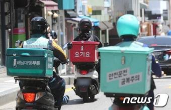 배서울의 한 대학가에서 배달 라이더들이 음식을 배달하고 있다.  ⓒ News1 이성철 기자