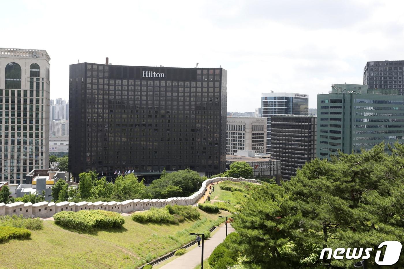 서울 중구 남산 기슭에 있는 밀레니엄 서울 힐튼호텔이 국내 부동산펀드 운용사에 매각되면서 40년 역사를 뒤로하고 사라지게 된다.  사진은 서울 중구 남산 기슭에 있는 밀레니엄 서울 힐튼호텔. 2021.5.25/뉴스1 ⓒ News1 이승배 기자