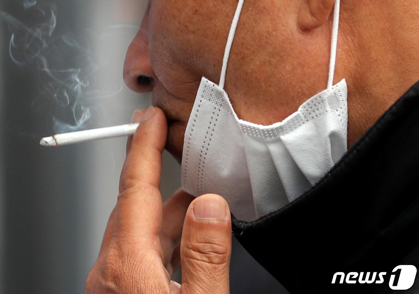 세계 금연의 날인 31일 서울역 흡연실에서 한 시민이 마스크를 내리고 담배를 피고 있다. &lt;자료사진&gt;2021.5.31/뉴스1 ⓒ News1 이성철 기자