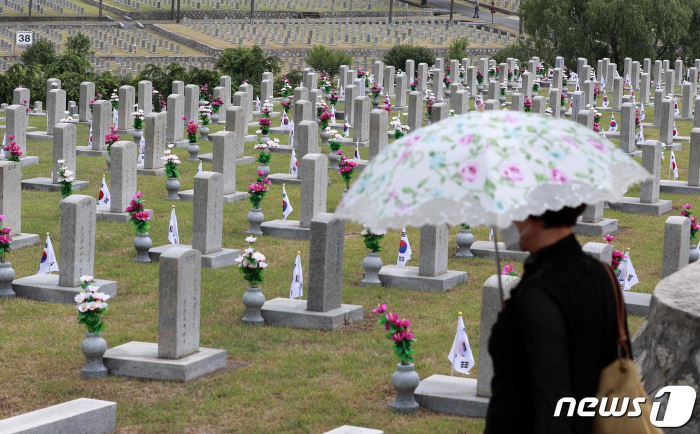 국가유공자 묘역에 태극기와 무궁화가 꽂혀 있다. &#40;자료사진&#41;/뉴스1 ⓒ News1 