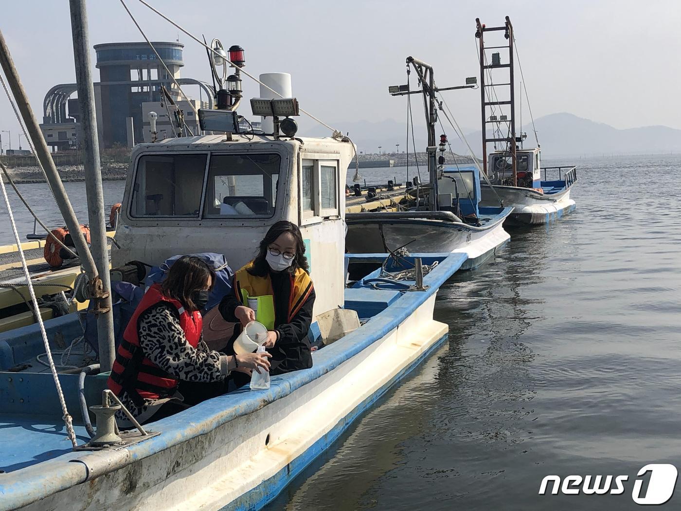 비브리오패혈증균 검사를 위해 보건환경연구원 직원들이 바닷물을 채수하고 있다. /뉴스1 자료사진.ⓒNews1