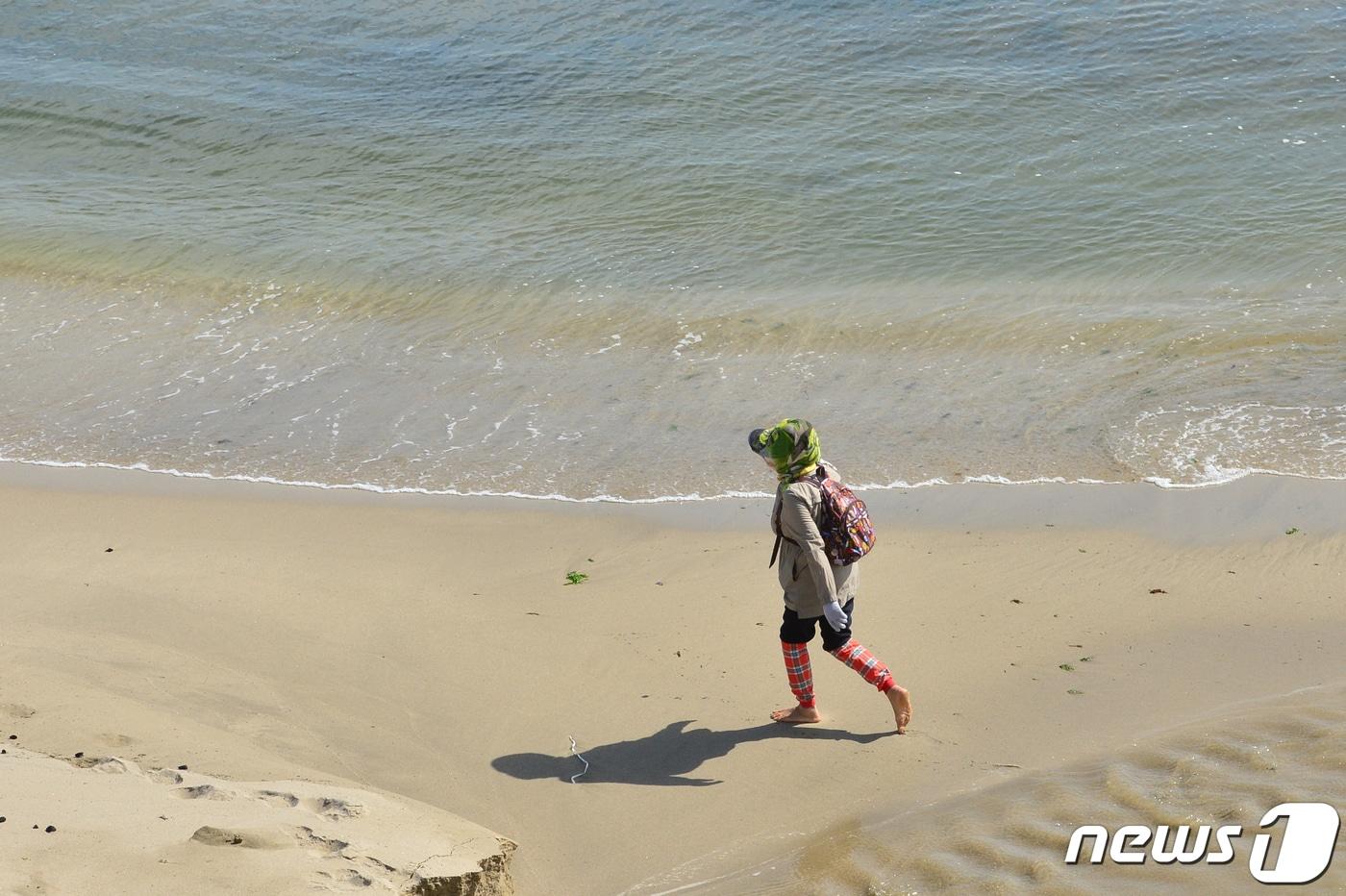 6일 경북 포항시 남구 송도해수욕장 백사장에서 산책을 나온 시민이 맨발로 걸어가고 있다. 2021.5.6/뉴스1 ⓒ News1 최창호 기자