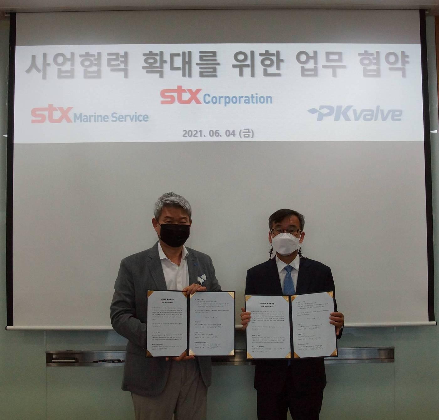 박상준 STX 대표와 전영찬 피케이밸브 대표가 업무협약식을 진행한 뒤 기념사진을 촬영하고 있다.&#40;STX 제공&#41;ⓒ 뉴스1