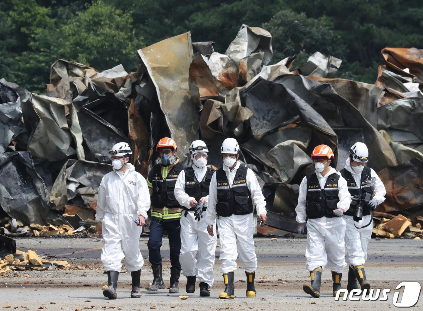 경찰, 소방, 국과수 등 유관기관 관계자들이 이천 쿠팡 덕평물류센터 합동감식을 시작한 2021년 6월29일 오전 경기도 이천시 마장면 쿠팡 덕평물류센터 화재현장에서 관계자들이 화재현장을 살펴보고 있다. 2021.6.29/뉴스1 ⓒ News1 김영운 기자