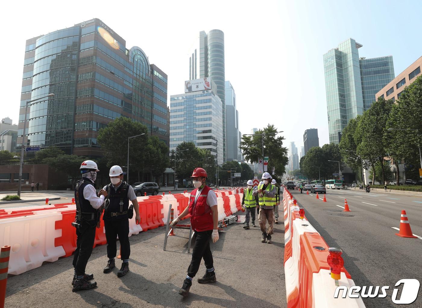 30일 오후 서울 강남구 영동대로에서 관계자들이 영동대로 지하공간 복합개발 사업 공사를 하고 있다. 2021.6.30/뉴스1 ⓒ News1 신웅수 기자